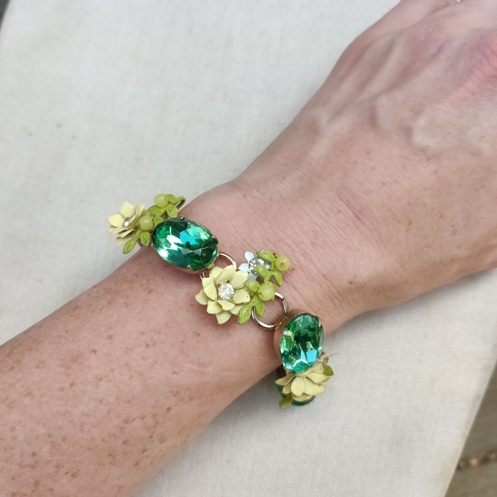 đź’ĄBOGOđź’Ą Vintage Lisner Green and Yellow Floral Bracelet - Picture 2 of 8